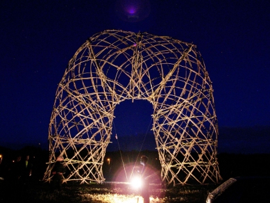Artefakt - strukturální konstrukce z kmínků - foto: David Kubík, 2014