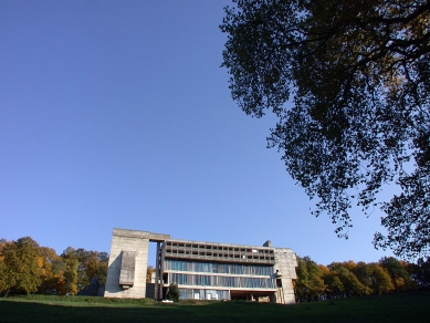 Klášter La Tourette - Výlet ŠA AVU po Corbusierových stavbách nazvaný Kultovky. - foto: Petr Šmídek, 2003