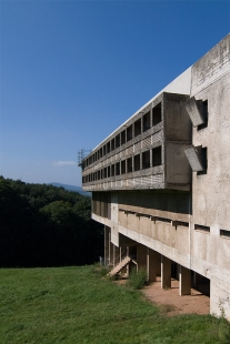 Klášter La Tourette - Výlet ŠA AVU po Corbusierových stavbách nazvaný Kultovky. - foto: Petr Šmídek, 2003