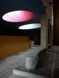 Klášter La Tourette - Výlet ŠA AVU po Corbusierových stavbách nazvaný Kultovky. - foto: Petr Šmídek, 2003