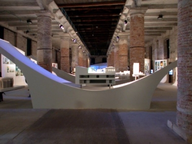 9. Bienále v Benátkách - Arsenale - Celkový pohled na jednu z místností se "stoly" od Asyptote - foto: Petr Šmídek, 2004
