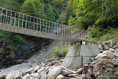 Kamenná lávka na turistické cestě Via Spluga - foto: Petr Šmídek, 2008