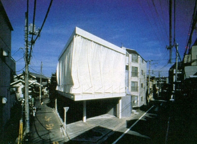 Dům se záclonovou stěnou - foto: © Hiroyuki Hirai