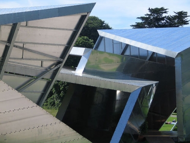 Serpentine Gallery Pavilion 2001 - Fotografie Libeskindova pavilonu postaveného dočasně v irském Corku. - foto: © flickr.com, 2005