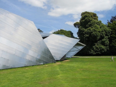 Serpentine Gallery Pavilion 2001 - Fotografie Libeskindova pavilonu postaveného dočasně v irském Corku. - foto: © flickr.com, 2005