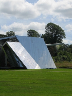 Serpentine Gallery Pavilion 2001 - Fotografie Libeskindova pavilonu postaveného dočasně v irském Corku. - foto: © flickr.com, 2005