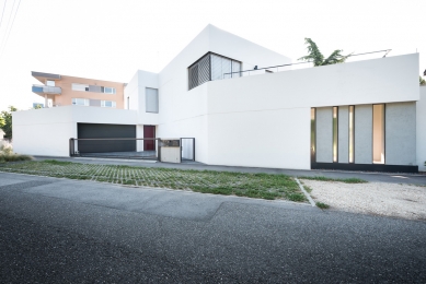 Dom s bielymi kubusmi - foto: Peter Čintalan