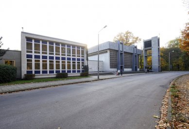 Katolický děkanský kostel sv. Trojice - Brutalistní kostel sv. Trojice z 80. letr