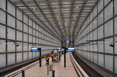 Železniční zastávka Wilhelm-Leuschner-Platz - foto: Petr Šmídek, 2015