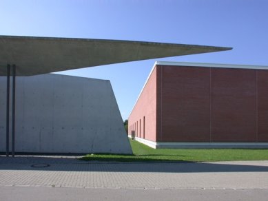 Továrna firmy Vitrashop na povrchovou úpravu kovů - Ve skrytu konzoly požární zbrojnice - foto: Petr Šmídek, 2002