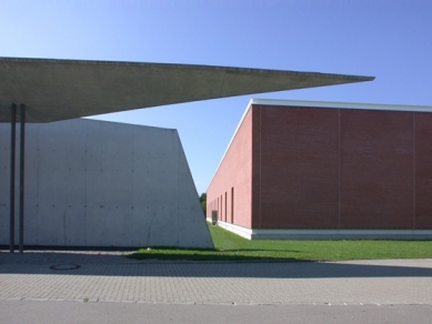 Továrna firmy Vitrashop na povrchovou úpravu kovů - Ve skrytu konzoly požární zbrojnice - foto: Petr Šmídek, 2002