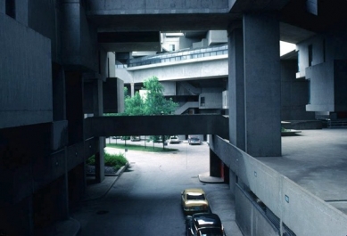 Habitat '67 - foto: © McGraw-Hill University, 2001