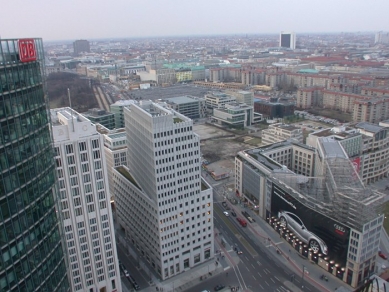 Holocaust-Mahnmal - pomník všem v Evropě zavražděným Židům - Pohled na Holocaust-Mahnmal z Kollhoffova mrakodrapu na Potzdamer Platz. - foto: Petr Šmídek, 2006