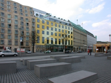 Holocaust-Mahnmal - pomník všem v Evropě zavražděným Židům - Behnischova Akademie der Künste - foto: Petr Šmídek, 2006