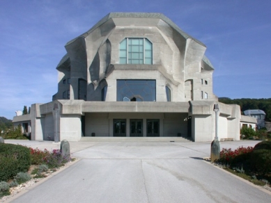 Goetheanum - foto: Petr Šmídek, 2003