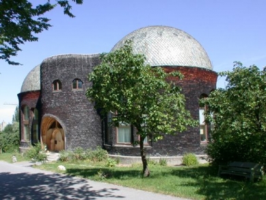 Goetheanum - Domy v okolí Goetheana. - foto: Petr Šmídek, 2003