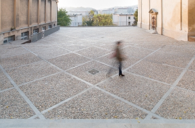 Piazzetta u kaple sv. Kosmy a Damiána v Emauzích - Pohled přes Palackého náměstí směrem k nábřeží - foto: © Benedikt Markel