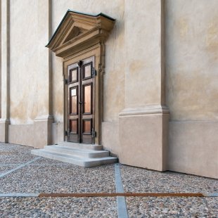 Piazzetta u kaple sv. Kosmy a Damiána v Emauzích - Detail dlažby kolem vstupu do kaple - foto: © Benedikt Markel