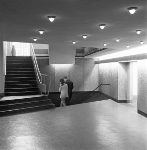 Galerie současného umění Bunkier Sztuki - dostavba - rekonstrukce stávajícího vestibulu (fotomontáž s využitím archivního snímku) / restoration of existing entrance hall (collage using photo from archives)