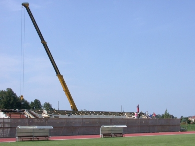 Tribuna městského stadionu Černá hora - Fotografie z průběhu stavby, září 2002 - foto: Petr Šmídek