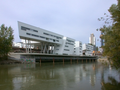 Spittelau Viadukt - foto: Petr Šmídek, 2005