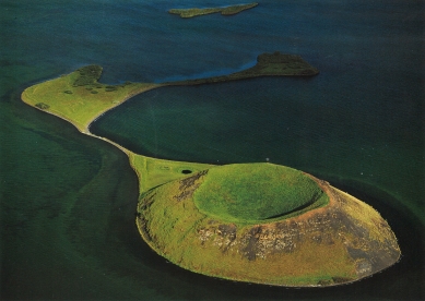 Klubovna Panorama Golf Resort - Ostrov Háey na vulkanickém jezeře Mývatn, které má rozlohu 38 km² a je hluboké pouze 4m, leží poblíž města Akureyri na severu Islandu. - foto: archiv Huť architektury Martin Rajniš