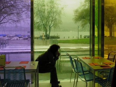 Kiosk Hafen Riechenbach - Příjemný zážitek z pohledu z interiéru skrz barevná okna na krajinu. - foto: © andreas fuhrimann, gabrielle hächler architekten eth/bsa