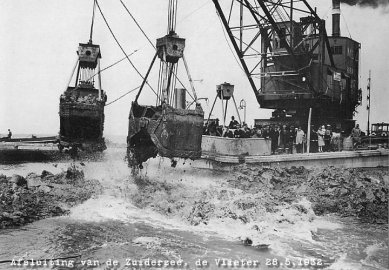 Pomník s rozhlednou Afsluitdijk - Historický snímek z dokončení hráze 28. května 1932