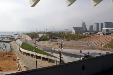 El Parc del Fòrum - Parc dels Auditoris - Pohled na park ze solárních panelů od Torres/Lapena - foto: Milena Kubiszová, 2004