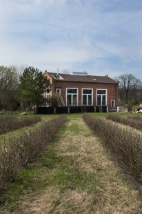 Upside-down house build into a power station hall - foto: Libor Stavjaník, Studio TOAST