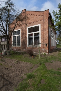 Upside-down house build into a power station hall - foto: Libor Stavjaník, Studio TOAST