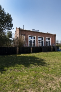 Upside-down house build into a power station hall - foto: Libor Stavjaník, Studio TOAST