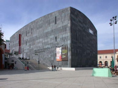 MuseumsQuartier - MUMOK - foto: Petr Šmídek, 2005