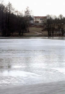 Rodinná vila Mukařov - Zimní pohled přes rybník - foto: Tomáš Balej