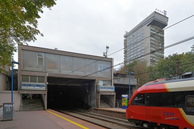 Vlaková zastávka Varšava-Powiśle - foto: Petr Šmídek, 2013