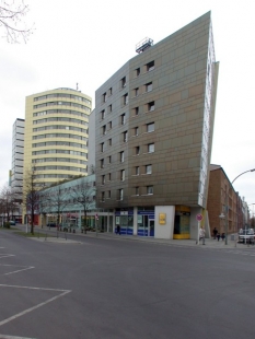 IBA - Hochhaus - foto: Petr Šmídek, 2002