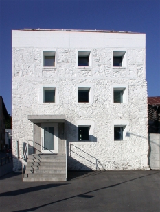 Das gelbe Haus - foto: Petr Šmídek, 2002