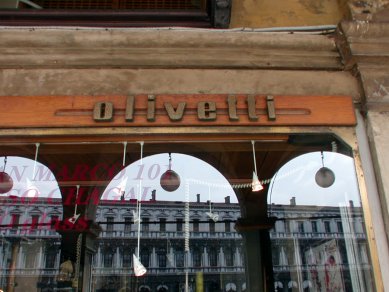 Výstavní prodejna Olivetti - foto: Petr Šmídek, 2002