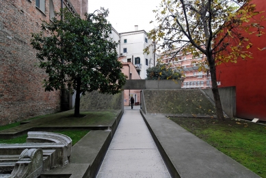 Entrance to the Architectural faculty of Venice university - foto: Petr Šmídek, 2012