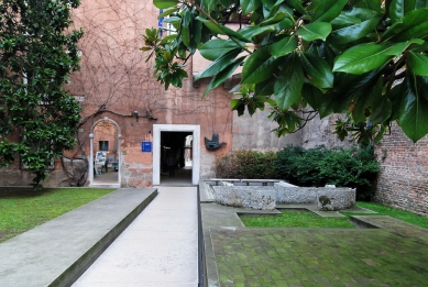 Entrance to the Architectural faculty of Venice university - foto: Petr Šmídek, 2012