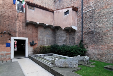 Entrance to the Architectural faculty of Venice university - foto: Petr Šmídek, 2012