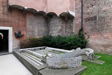 Entrance to the Architectural faculty of Venice university - foto: Petr Šmídek, 2012