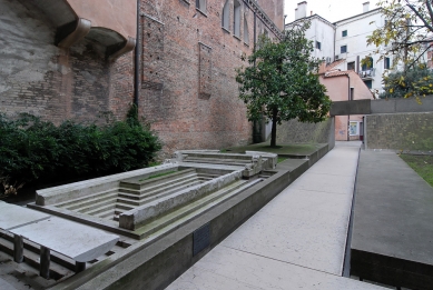 Entrance to the Architectural faculty of Venice university - foto: Petr Šmídek, 2012