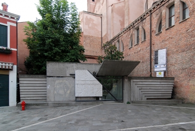 Entrance to the Architectural faculty of Venice university - foto: Petr Šmídek, 2012