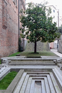 Entrance to the Architectural faculty of Venice university - foto: Petr Šmídek, 2012