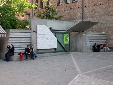 Vstup do benátské fakulty architektury - foto: Petr Šmídek, 2002
