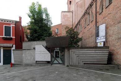 Entrance to the Architectural faculty of Venice university - foto: Petr Šmídek, 2012