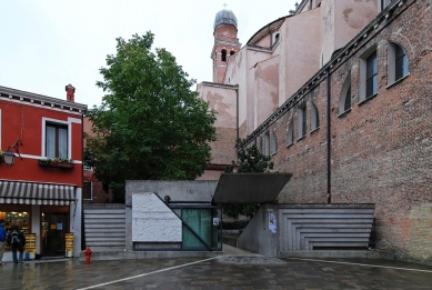 Entrance to the Architectural faculty of Venice university - foto: Petr Šmídek, 2007