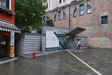 Entrance to the Architectural faculty of Venice university - foto: Petr Šmídek, 2007