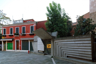 Entrance to the Architectural faculty of Venice university - foto: Petr Šmídek, 2012